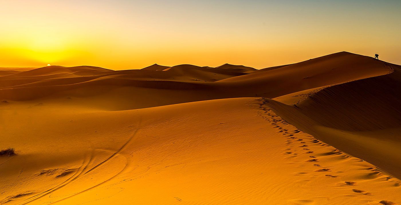 Alba sulle grandi dune sabbiose del Sahara