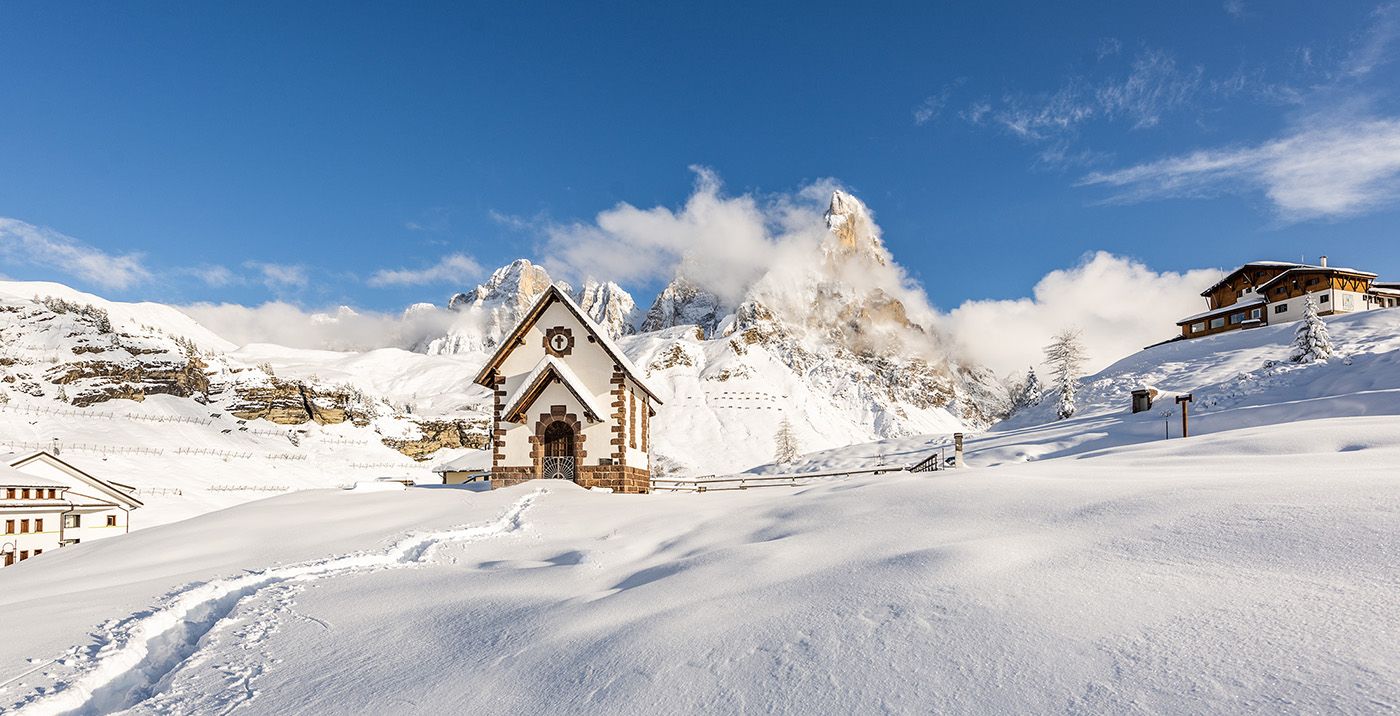 Vista su Cimon della Pala da Passo Rolle innevato