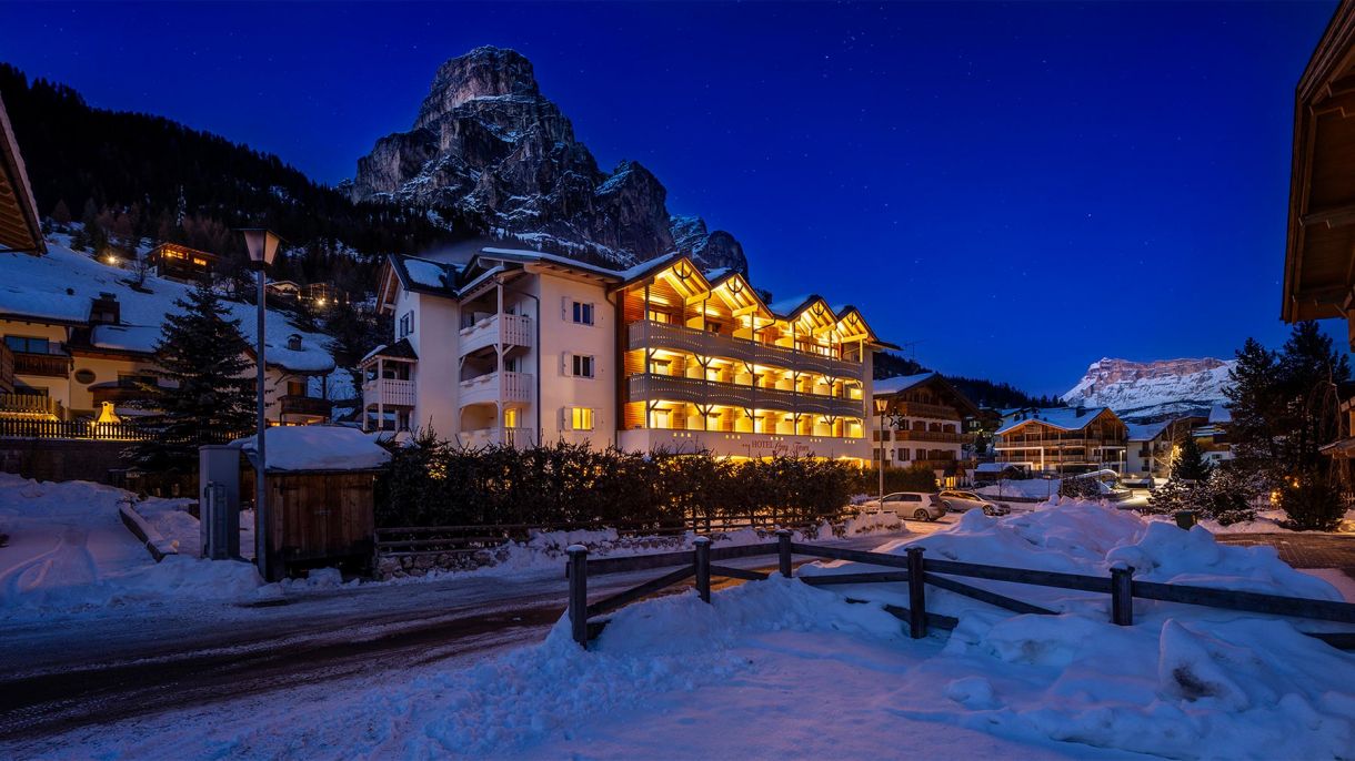 Hotel Gran Fanes vista esterna notturna