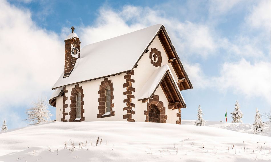 Chiesetta a Passo Rolle innevato