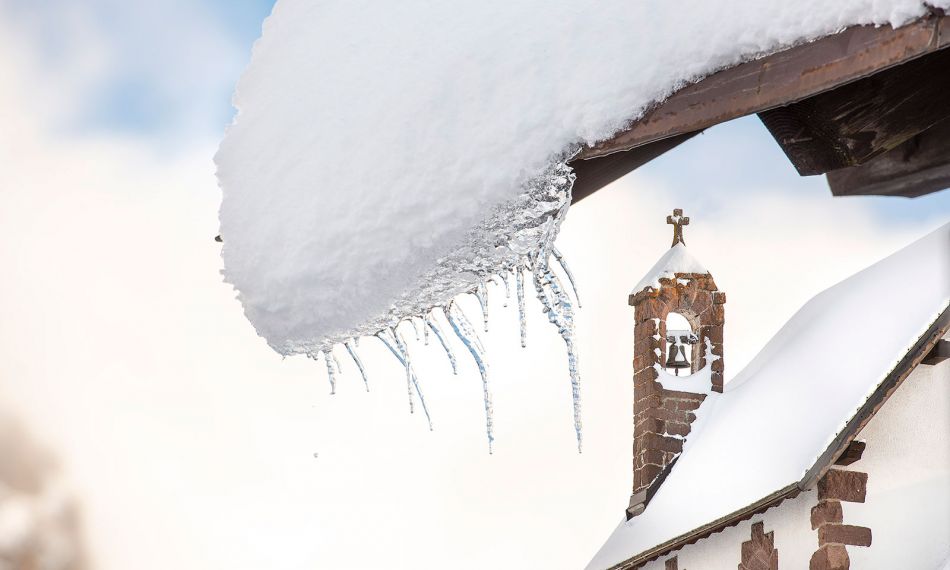 Framing con tetto coperto dalla neve